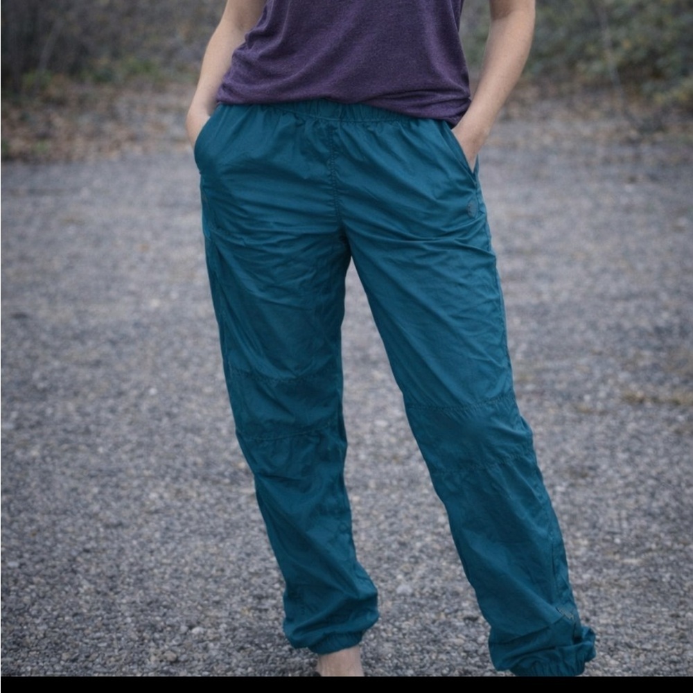 EUC UNISEX LARGE VINTAGE NYLON NIKE TRACK PANTS